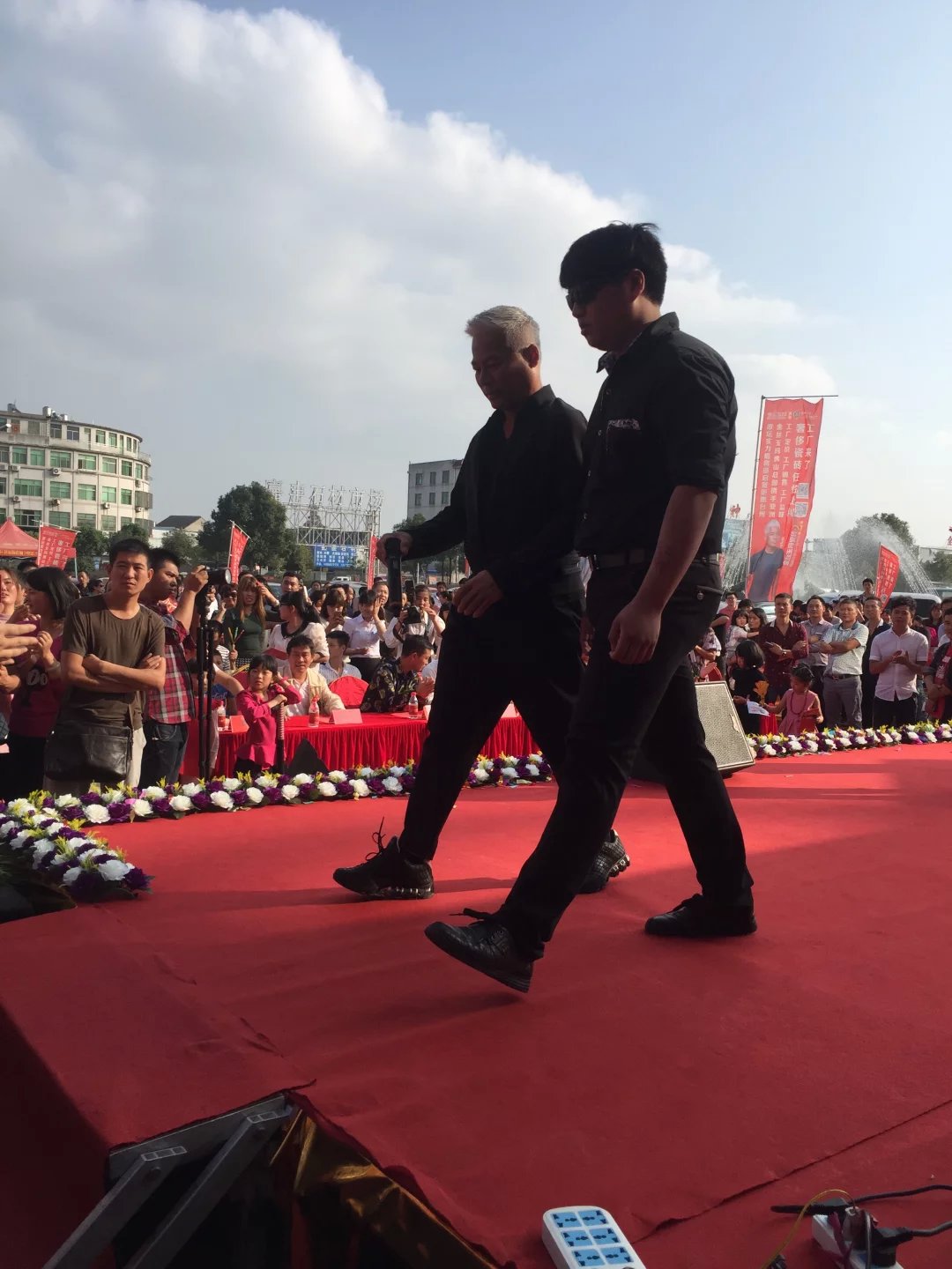 台州开业庆典，演出策划，活动策划，新品发布，开工仪式，奠基仪式策划，礼仪模特，舞蹈杂技，年会策划，晚会策划，周年庆，酒会策划，礼仪模特，外模，歌手乐队，舞蹈，舞台灯光音响演出设备出租！是一家综合性服务公司，致立于为企业提供更好的庆典服务，以专业化的服务团队为保障.