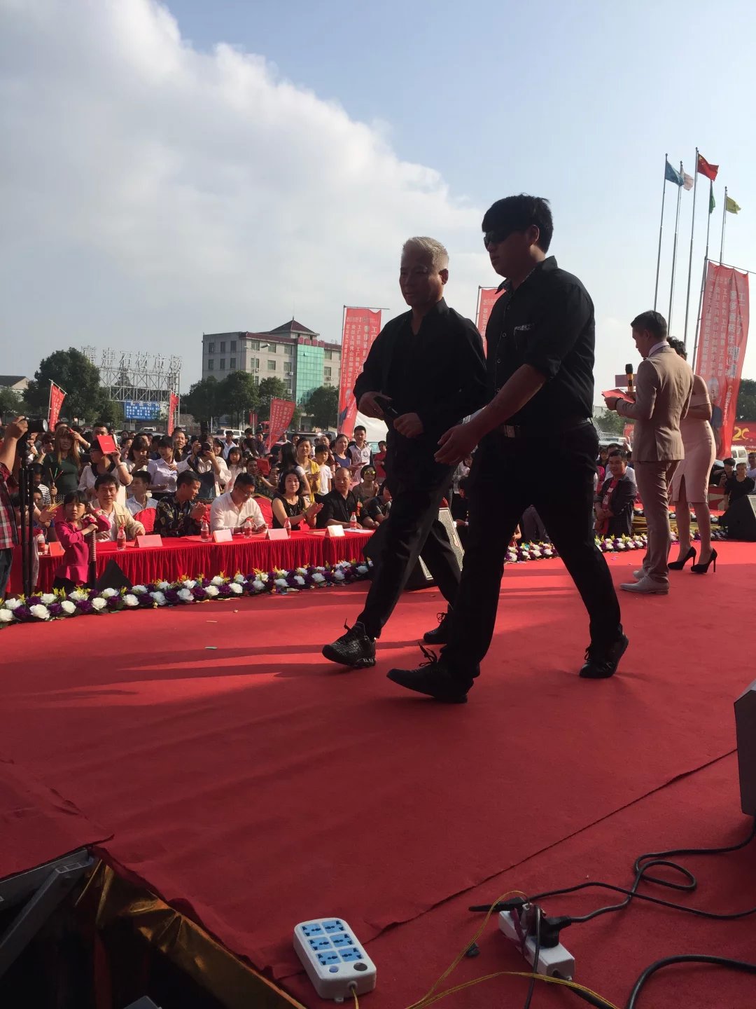 台州开业庆典，演出策划，活动策划，新品发布，开工仪式，奠基仪式策划，礼仪模特，舞蹈杂技，年会策划，晚会策划，周年庆，酒会策划，礼仪模特，外模，歌手乐队，舞蹈，舞台灯光音响演出设备出租！是一家综合性服务公司，致立于为企业提供更好的庆典服务，以专业化的服务团队为保障.