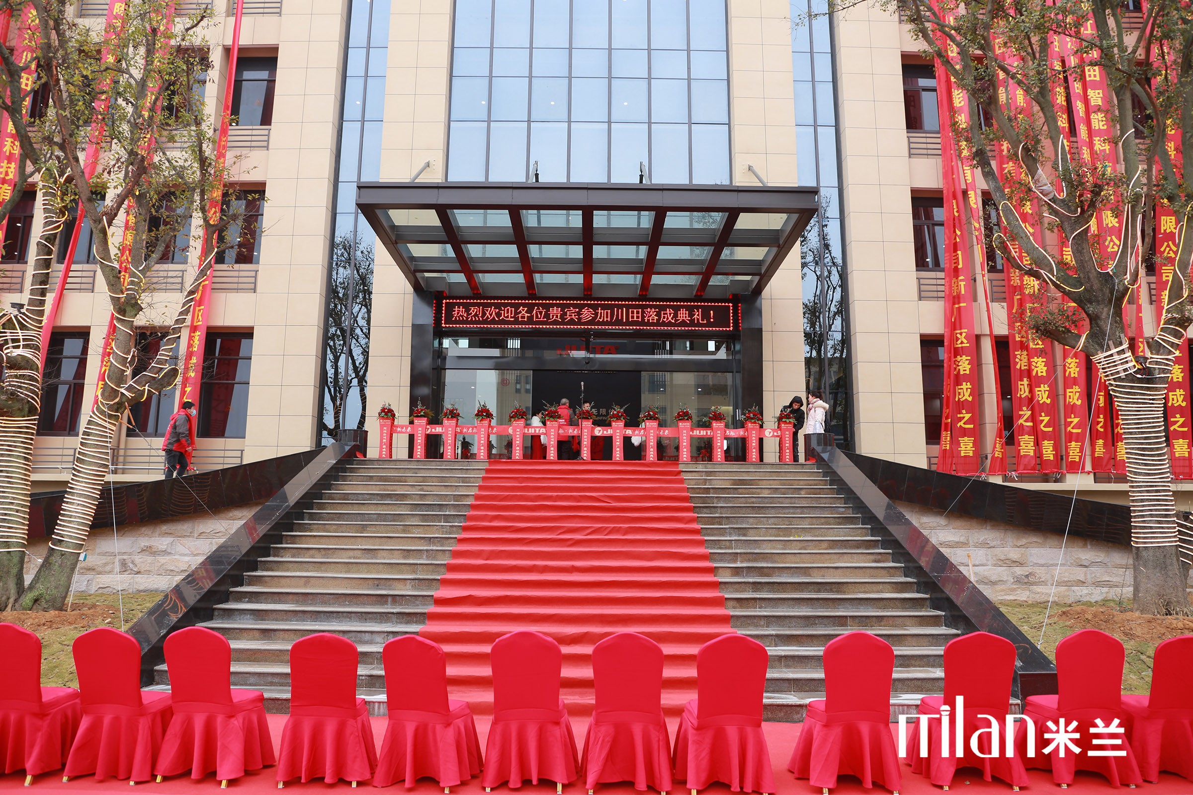 浙江台州酒店椅出租，红色椅套，红色地毯，蓝色地毯，剪彩花柱，小蛮腰花柱